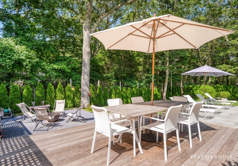 Outdoor deck