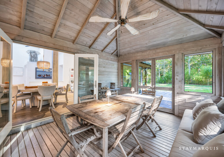 Indoor/outdoor dining