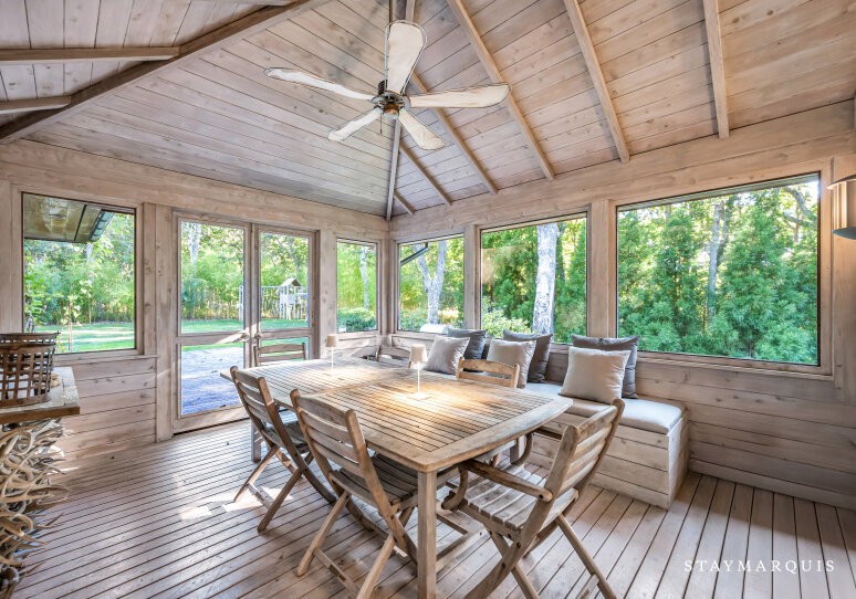 Indoor/outdoor dining
